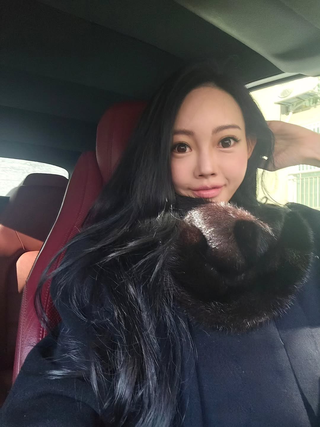 Photo by 안아맘 on December 04, 2025. May be a selfie of one or more people, hair, sable coat, duffle coat, goosedown coat, parka and text.