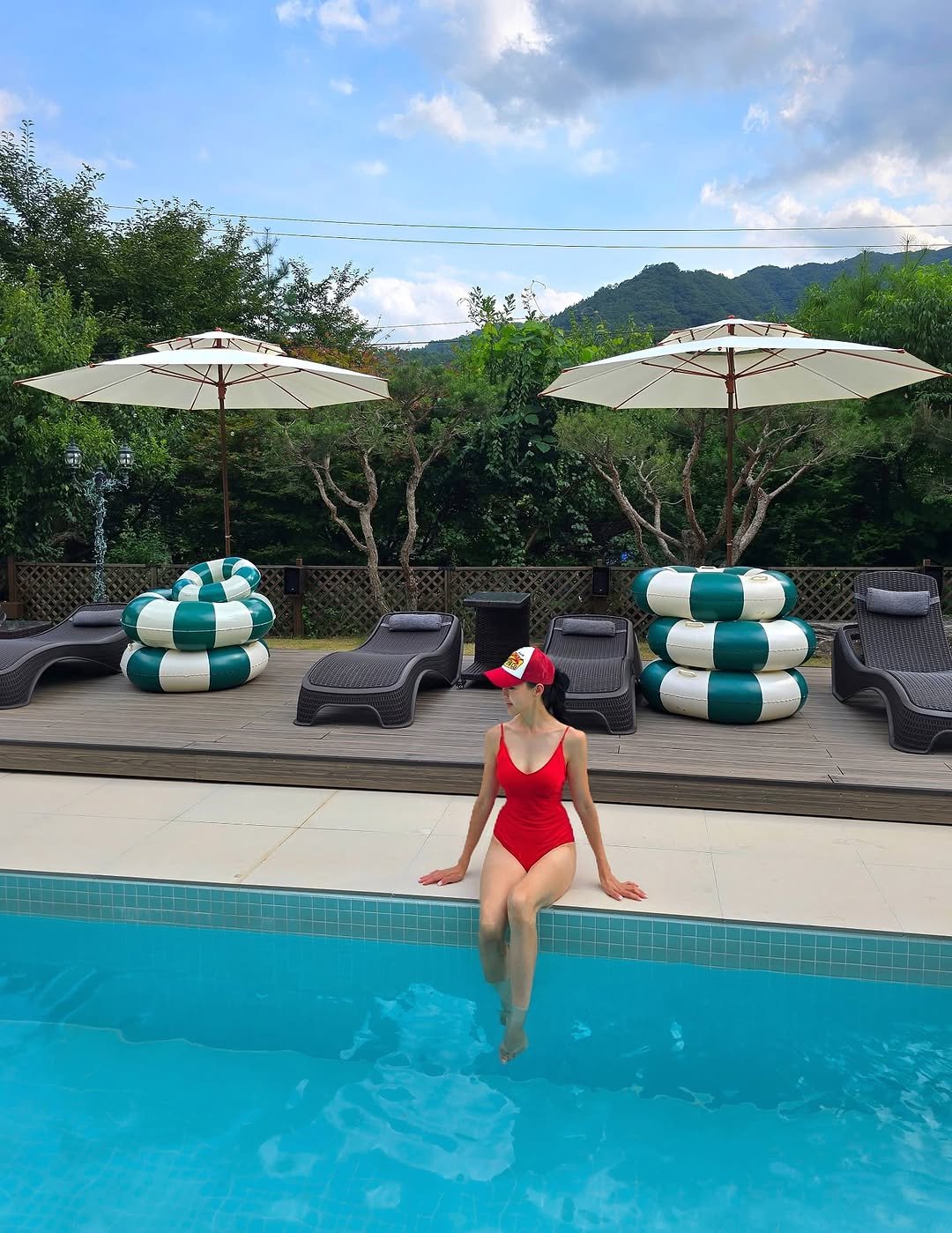 Photo by 안아맘 on August 29, 2025. May be an image of 1 person, parasol, deck chair, umbrella, pool and text.