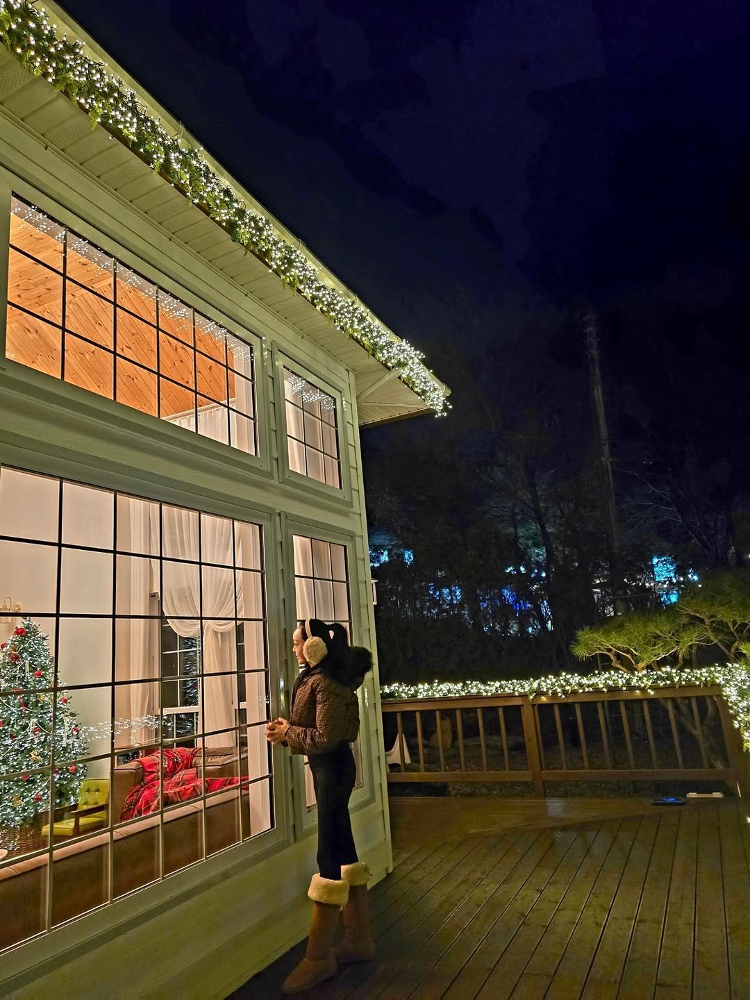 Photo by 안아맘 on November 29, 2025. May be an image of people kissing, christmas tree, lighting, night and text.