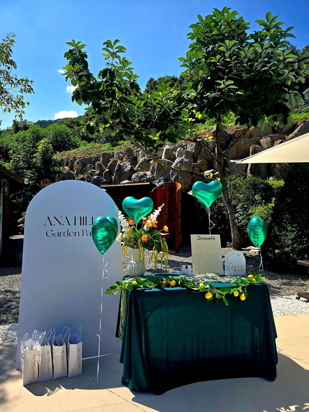 Photo by 안아맘 on August 11, 2025. May be an image of balloon, tablecloth and text that says 'ANAHIL ANAHIL ANA HILI GardenPa Pa Danuts 1'.