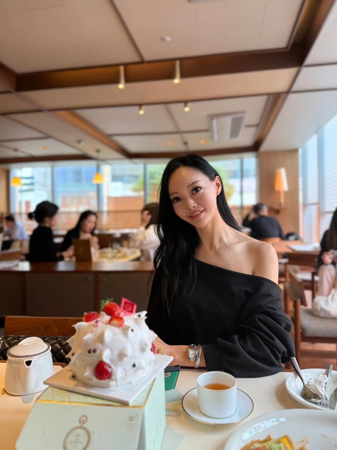 Photo by 안아맘 on September 25, 2025. May be an image of 5 people, dessert and text.