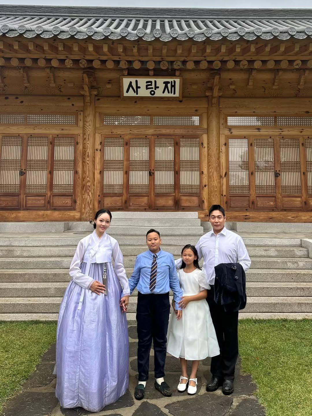 Photo shared by 안아맘 on October 06, 2025 tagging @kim_woo_joo. May be an image of Gyeongbokgung Palace.