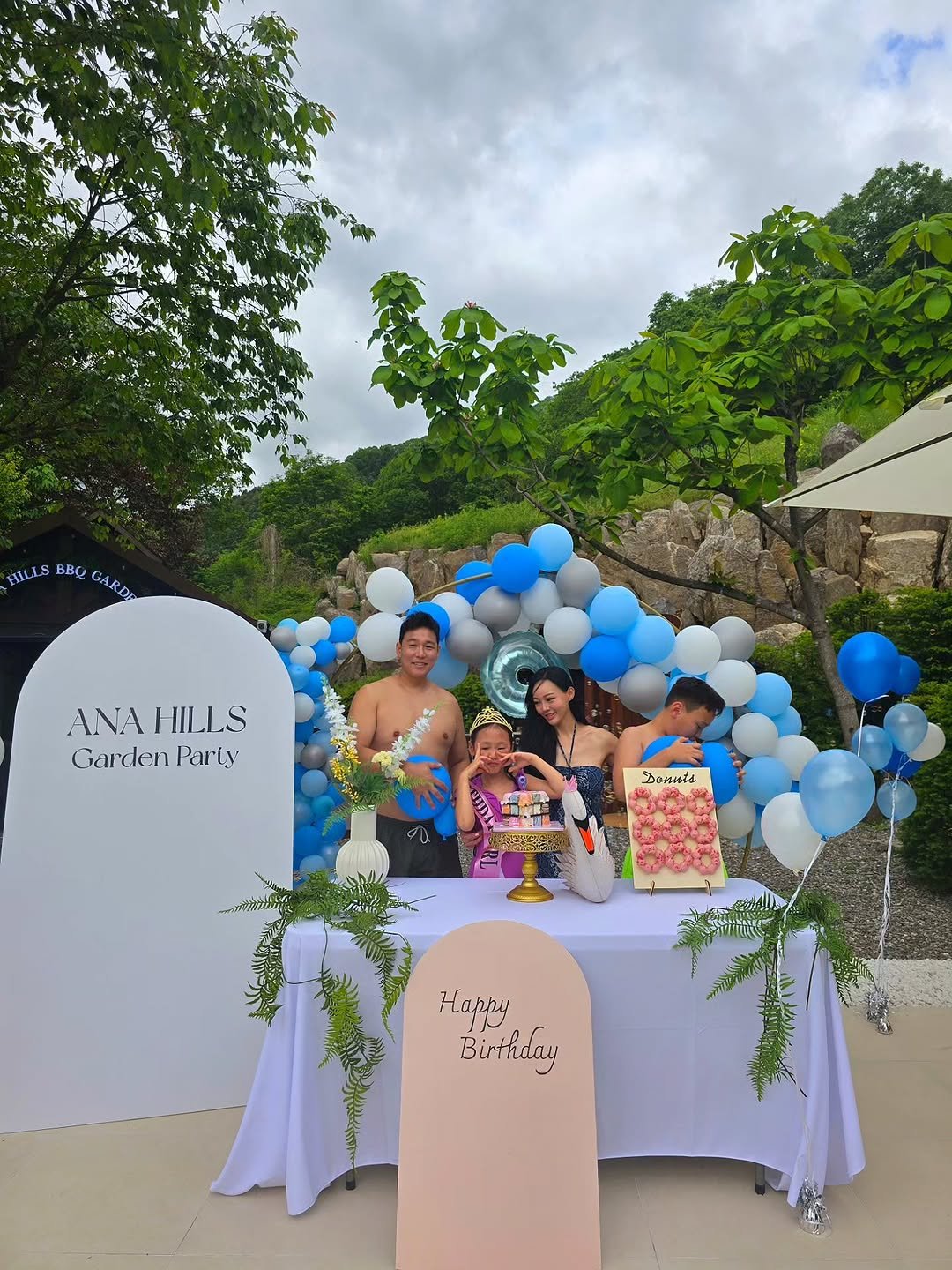 Photo by 안아맘 on December 01, 2025. May be an image of balloon and text that says 'HILLS HILISBBOGARION ΒΒ ANAHILLS ΑΝΑ HILLS Garden Pariy ." Happy Birthday'.