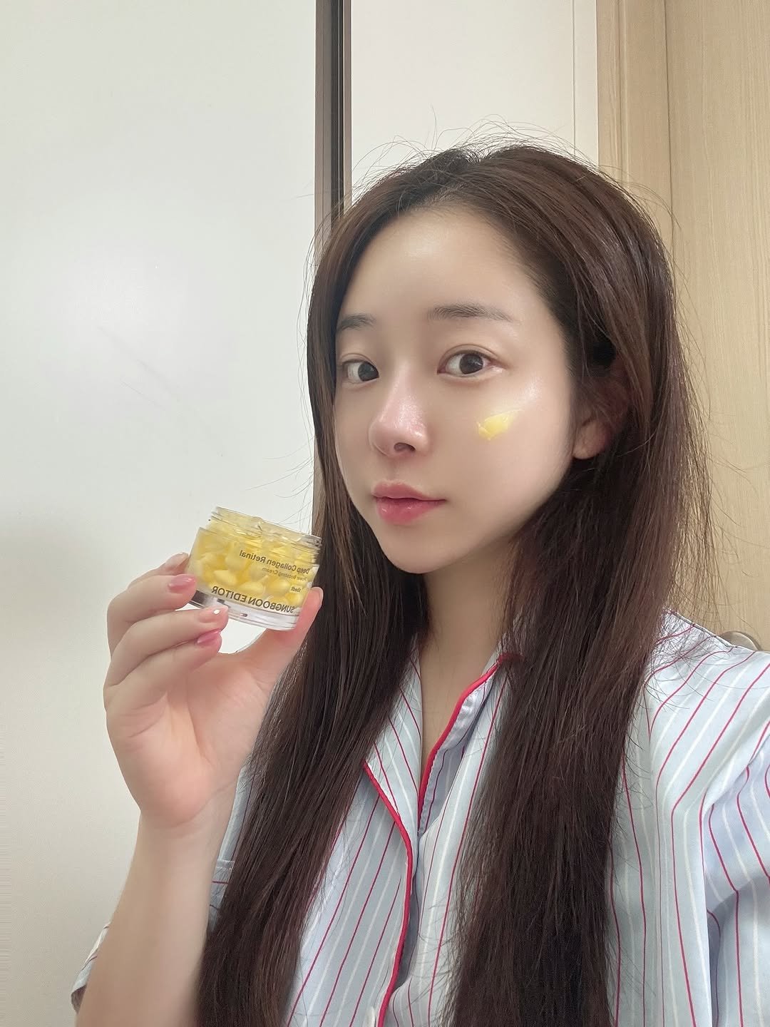 Photo by 백설기 on September 02, 2025. May be an image of 1 person, hair, sleepwear, bath robe and text.