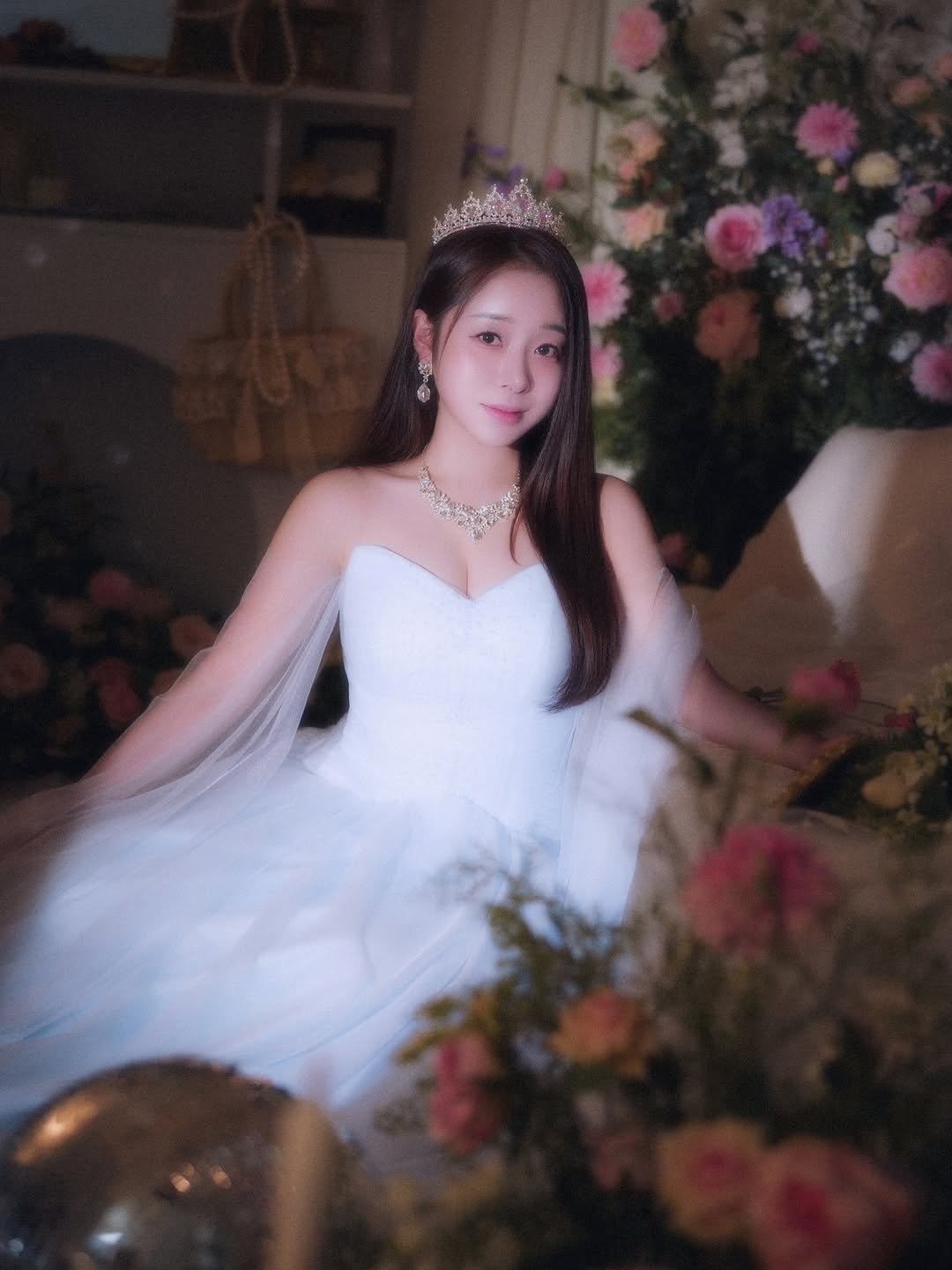 Photo by 백설기 on August 06, 2025. May be an image of 1 person, dress, prairie gentian, baby's-breath and text.