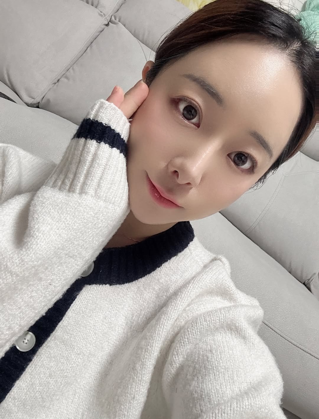 Photo shared by 백설기 on November 24, 2025 tagging @gainmiga_official, and @gainmiga_pyeongtaeg. May be a selfie of one or more people, hair, top and text.