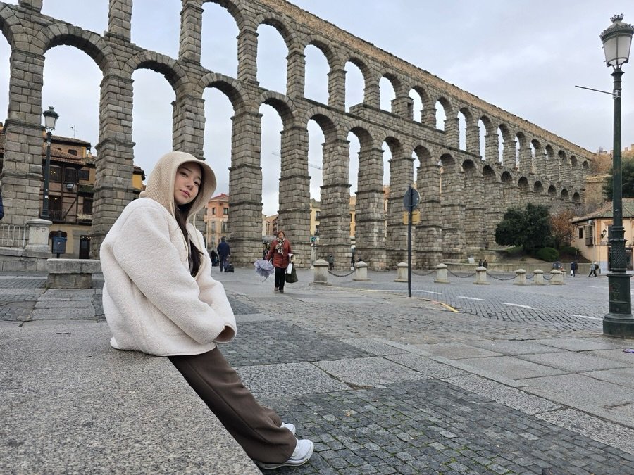 Photo by 백설기 on December 17, 2025. May be an image of the Aqueduct of Segovia and text.