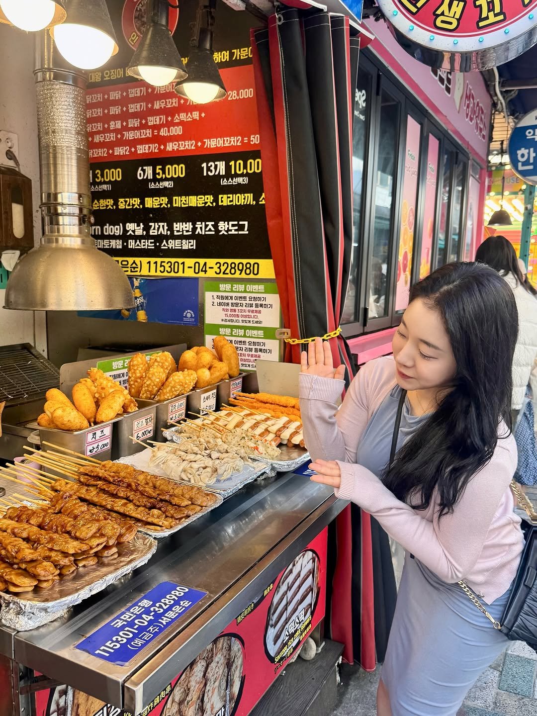 Photo by 백설기.부부일상.맛집 on April 13, 2026. May be an image of ‎skewer and ‎text that says '‎• 오징어 하여 가문다 28,000 닭꼬치 파닭 편데기 ቀገሪሙት 닭꼬치+ 법데기 새우꼬치 껍데기 소택소떡 +새우꼬치 가문어꼬치 40,000 라꼬치2 껍대기2+ 새우꼬차2 가문어꼬치2 50 13개 10,00 (소스선택30 울는 13,000 6개 5,000 소소선복기 .소소선맥리1 순한맛, 중간맛, 개운맛, 미천매운맛, 데리야끼, 익 dog) 옛날, 감자, 반반 치즈 핫도그 마로게점 머스타드 스위트칠리 '은순) 115301 -04- 金）115301-04-328980 328980 방문. 뷰이 이벤드 PHEIL חנניםו 불천이기 리뷰표워터 SSMSENG.EL 밤문 가주해대 이벤드 이남은은청다기 훈혁지전 청다는 CH 1시지주위원과리 크법에드) LARO ለክ ร.เนีอ 地んの屋 국민은행 -04-328980 328980 서문은순 (예금주) 이금주)서문은순 に‎'‎‎.