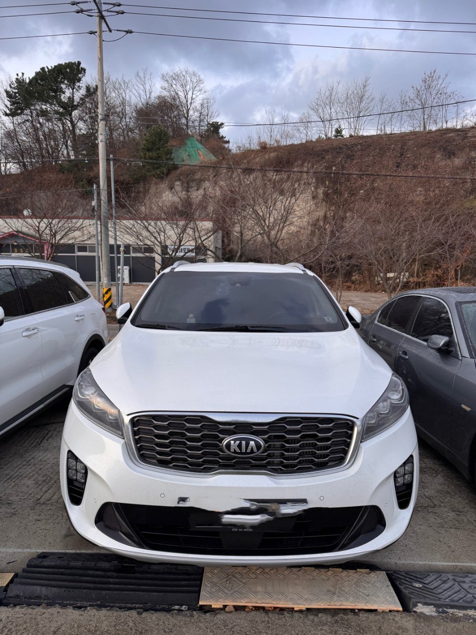 Photo by 백설기 on December 13, 2025. May be an image of sedan, wheel, windshield and text.