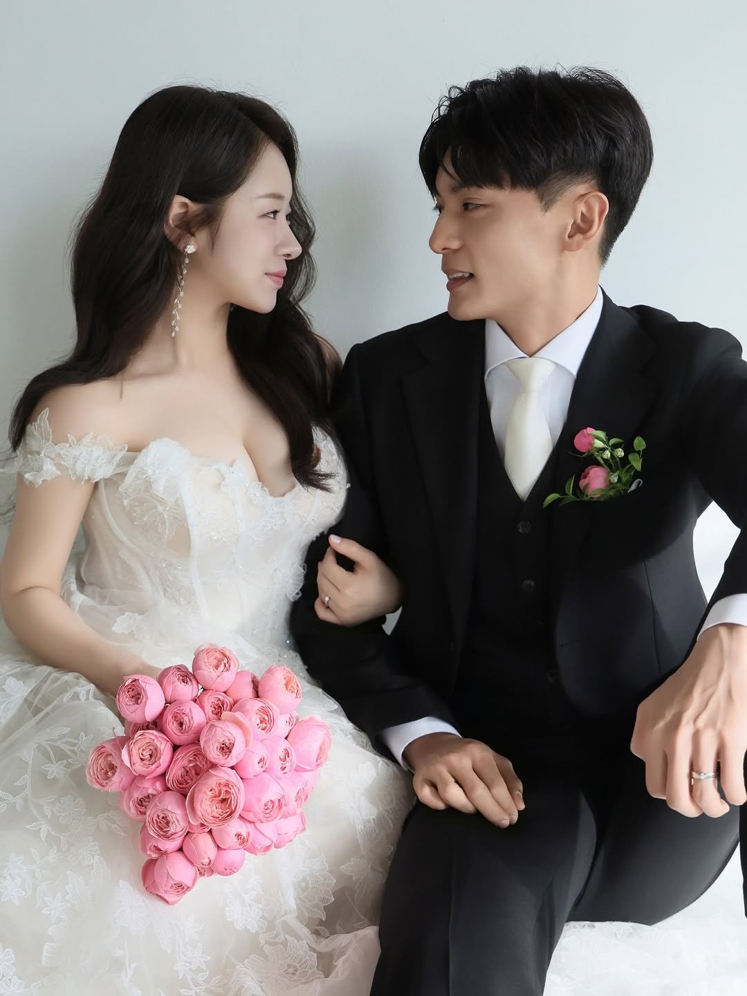 Photo by 백설기 on August 17, 2025. May be an image of 2 people, bouquet, prairie gentian, rose, wedding and text.