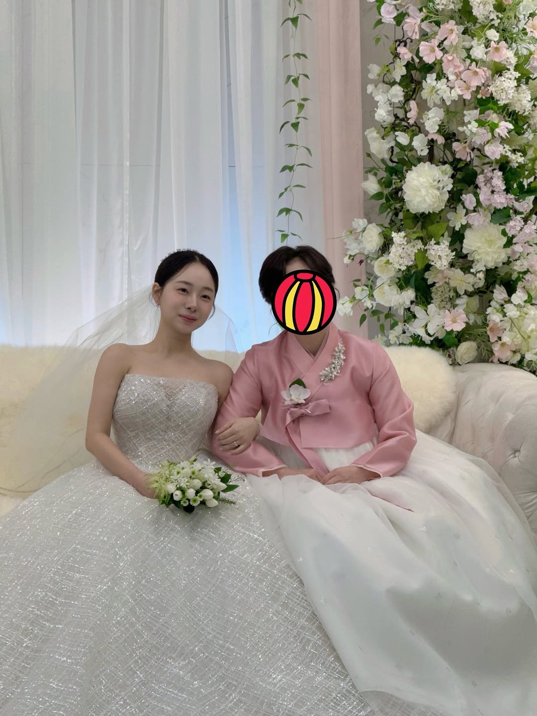 Photo shared by 백설기 on December 23, 2025 tagging @miple_diet. May be an image of prairie gentian, baby's-breath, wedding, dais and text.