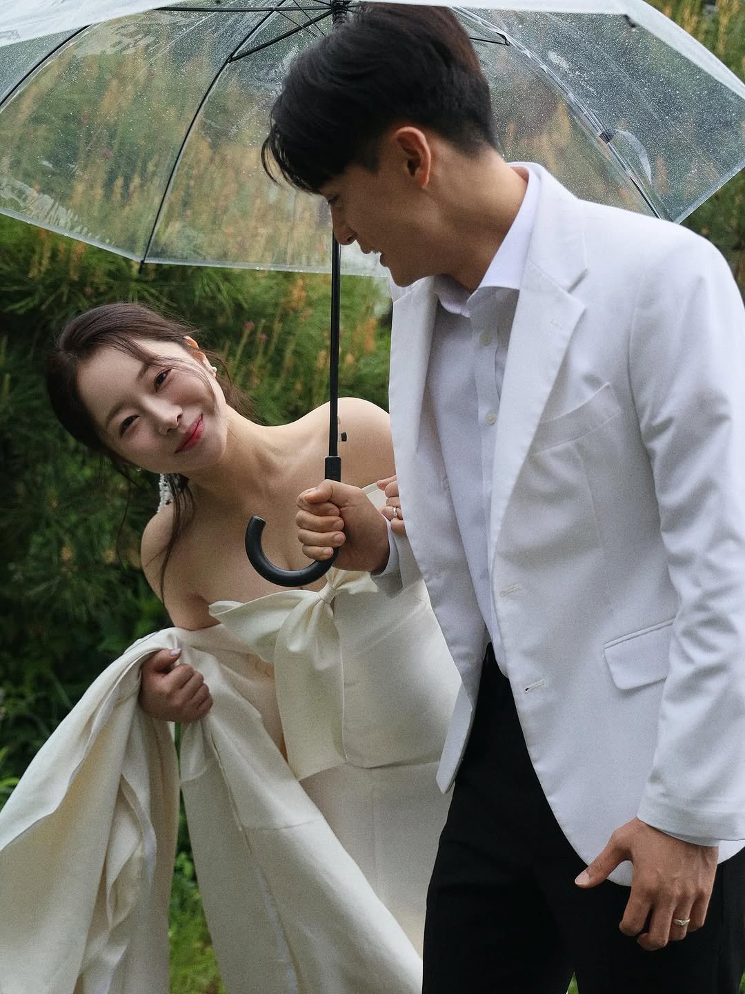 Photo by 백설기 on June 24, 2025. May be an image of 2 people, parasol, umbrella, outdoors and text.