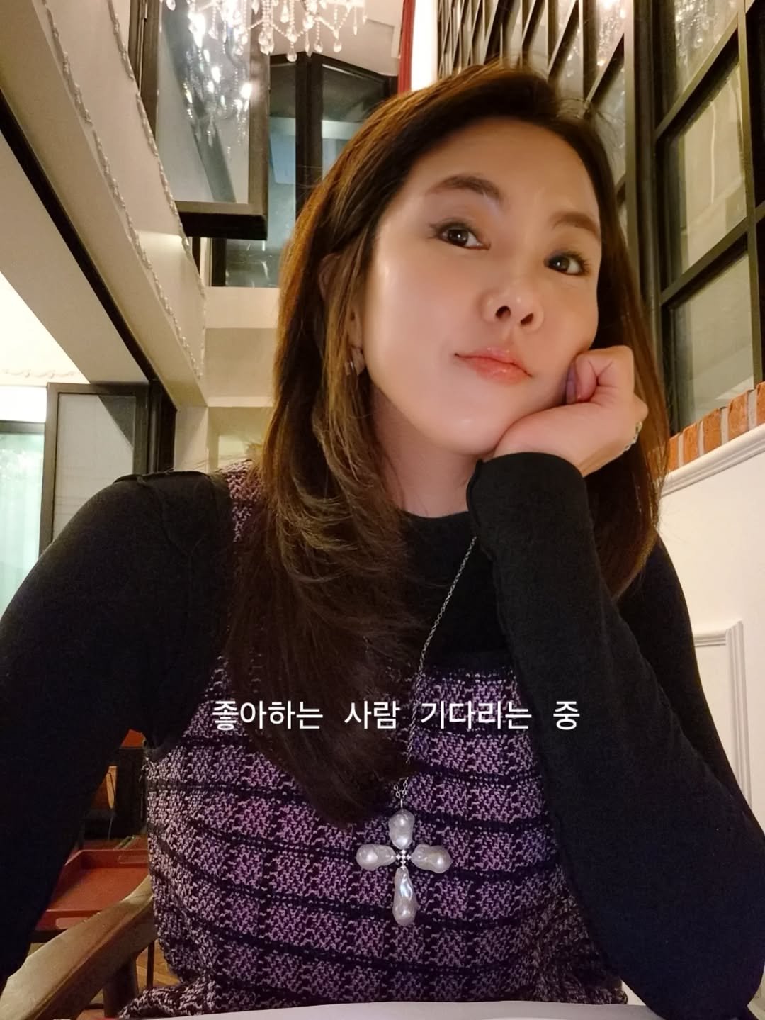 Photo by 강소진 on December 16, 2025. May be a selfie of one or more people, hair, turtleneck, top, night and text.
