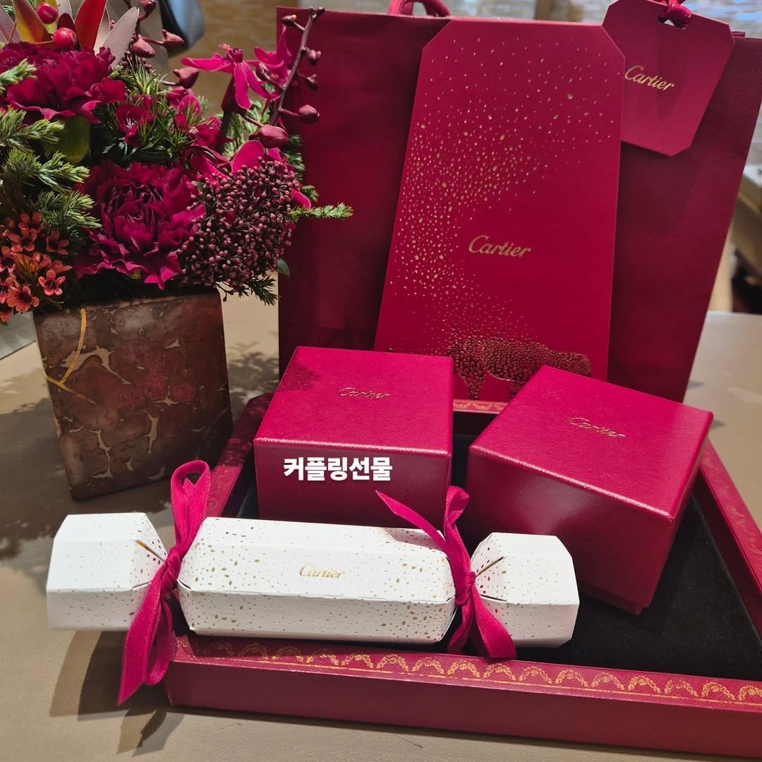 Photo by 강소진 on January 30, 2026. May be an image of chocolate bar, napkin ring, box, hamper and text.