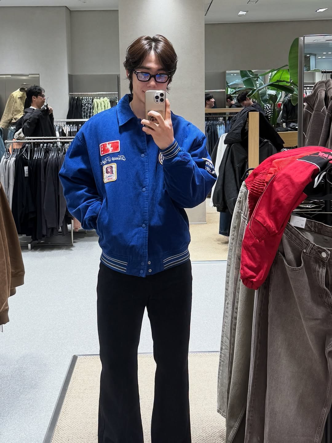 Photo by 박솔빈 on October 26, 2025. May be an image of duffle coat, fleece, parka, flight jacket and text.