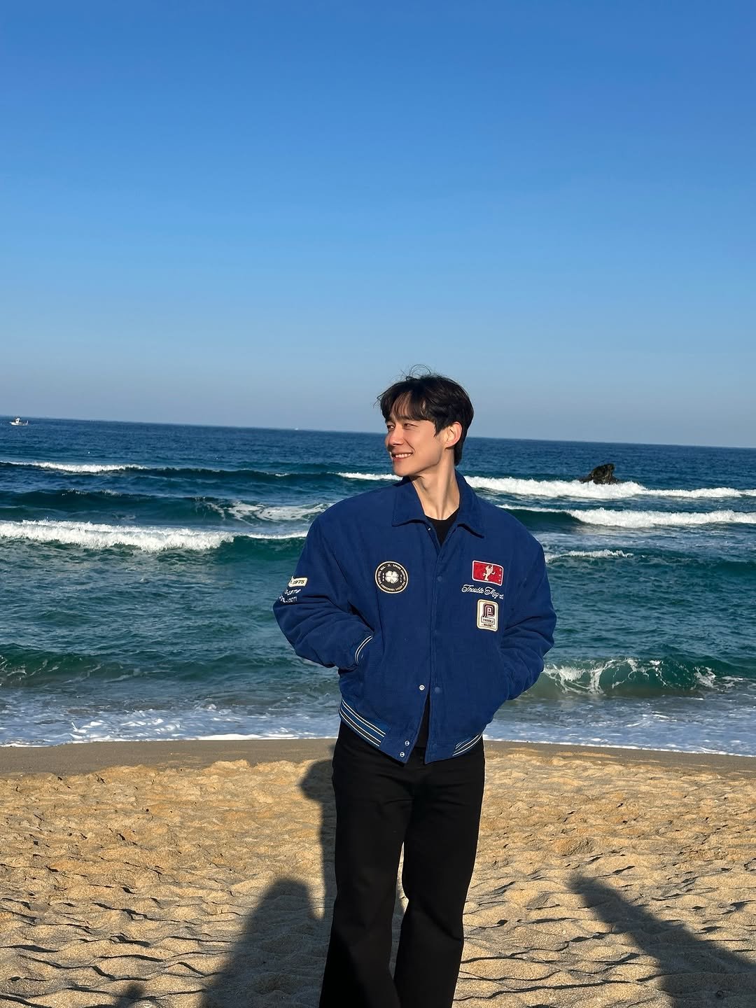 Photo by 박솔빈 on February 17, 2026. May be an image of duffle coat, parka, jacket, ocean, water, beach and text.