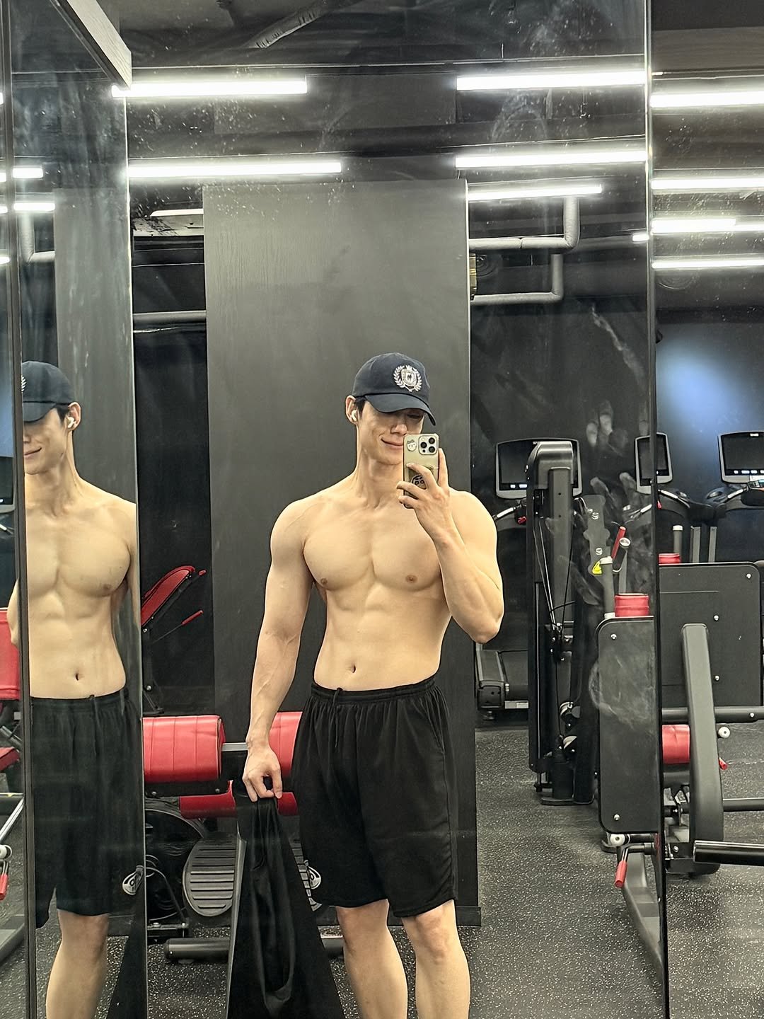 Photo by 박솔빈 on December 04, 2025. May be an image of one or more people, biceps, people bodybuilding, mirror and text.