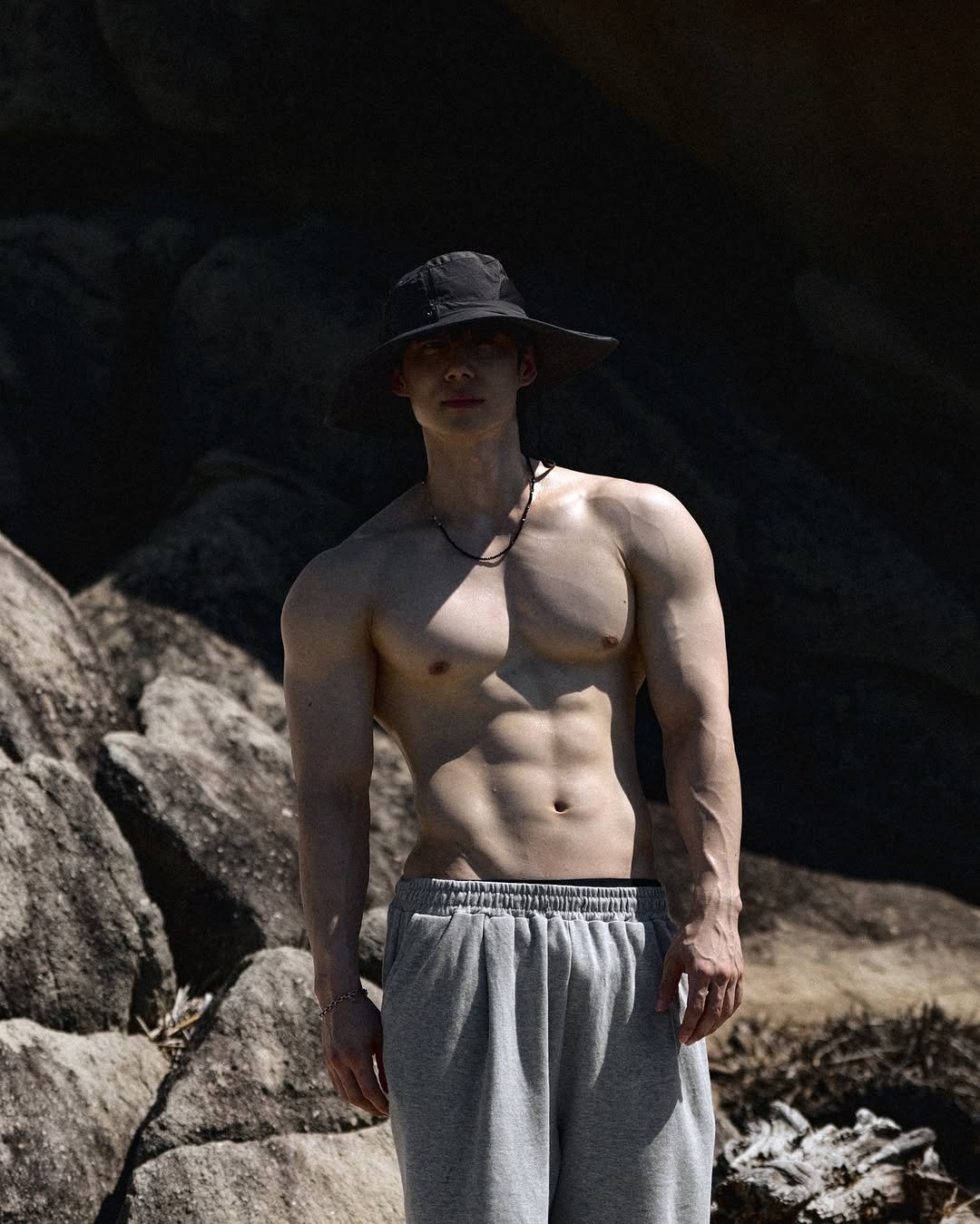 Photo shared by 박솔빈 | 물리치료사 | 트레이너 on July 30, 2025 tagging @iconist_s, and @geongik. May be an image of 1 person, body building, standing, activewear, sportswear, sweatpants, outdoors and text.