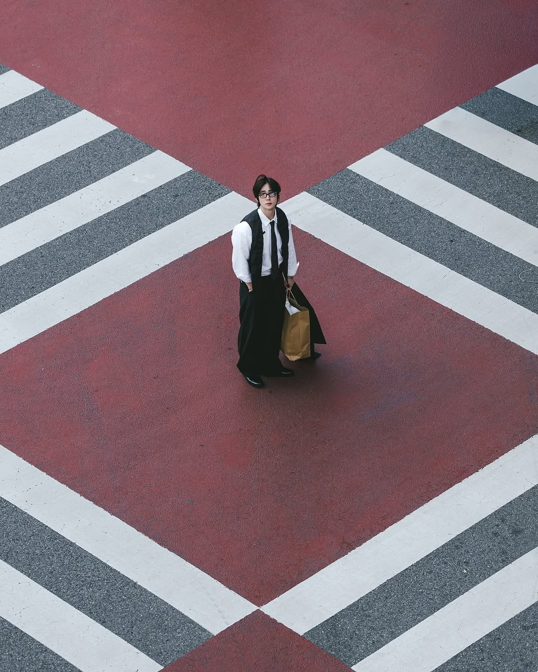 Photo shared by 박솔빈 on November 16, 2025 tagging @dnsr__official, @geongik, and @mannergram_official.