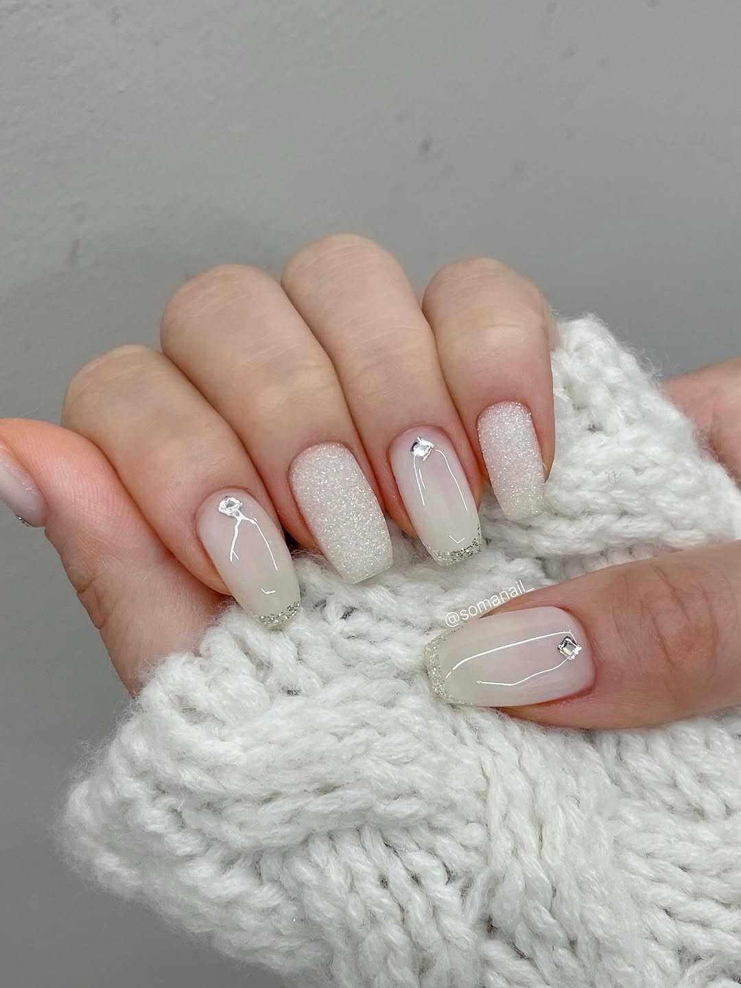 Photo by 소마네일🤎 범계네일 웨딩네일 | 문제성아크릴교정 in 범계역. May be an image of one or more people, fingernails and text.