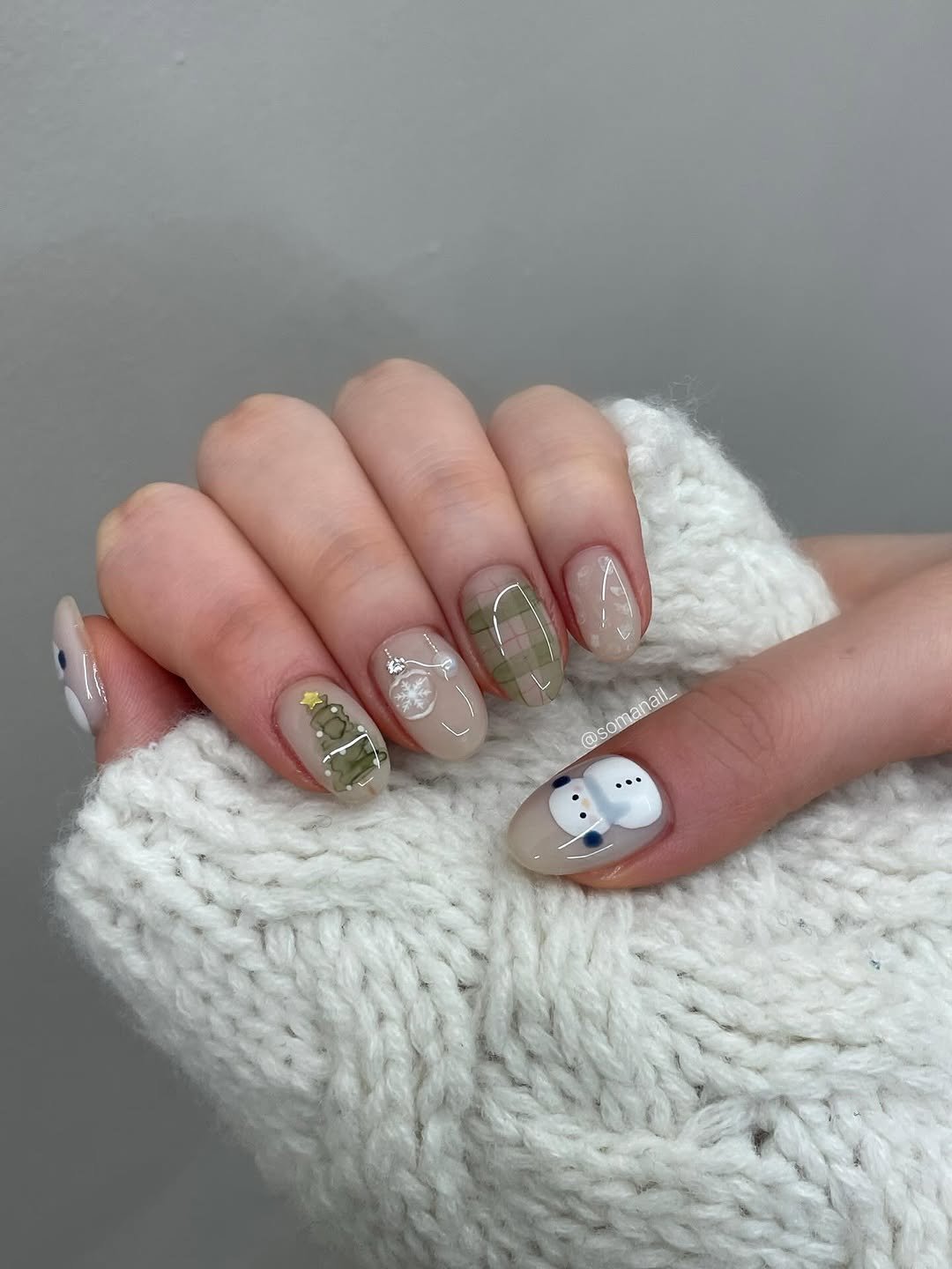 Photo shared by 소마네일🤎 범계네일 웨딩네일 | 문제성아크릴교정 on December 23, 2025 tagging @needsgel_korea. May be an image of one or more people, fingernails, snowman and text.