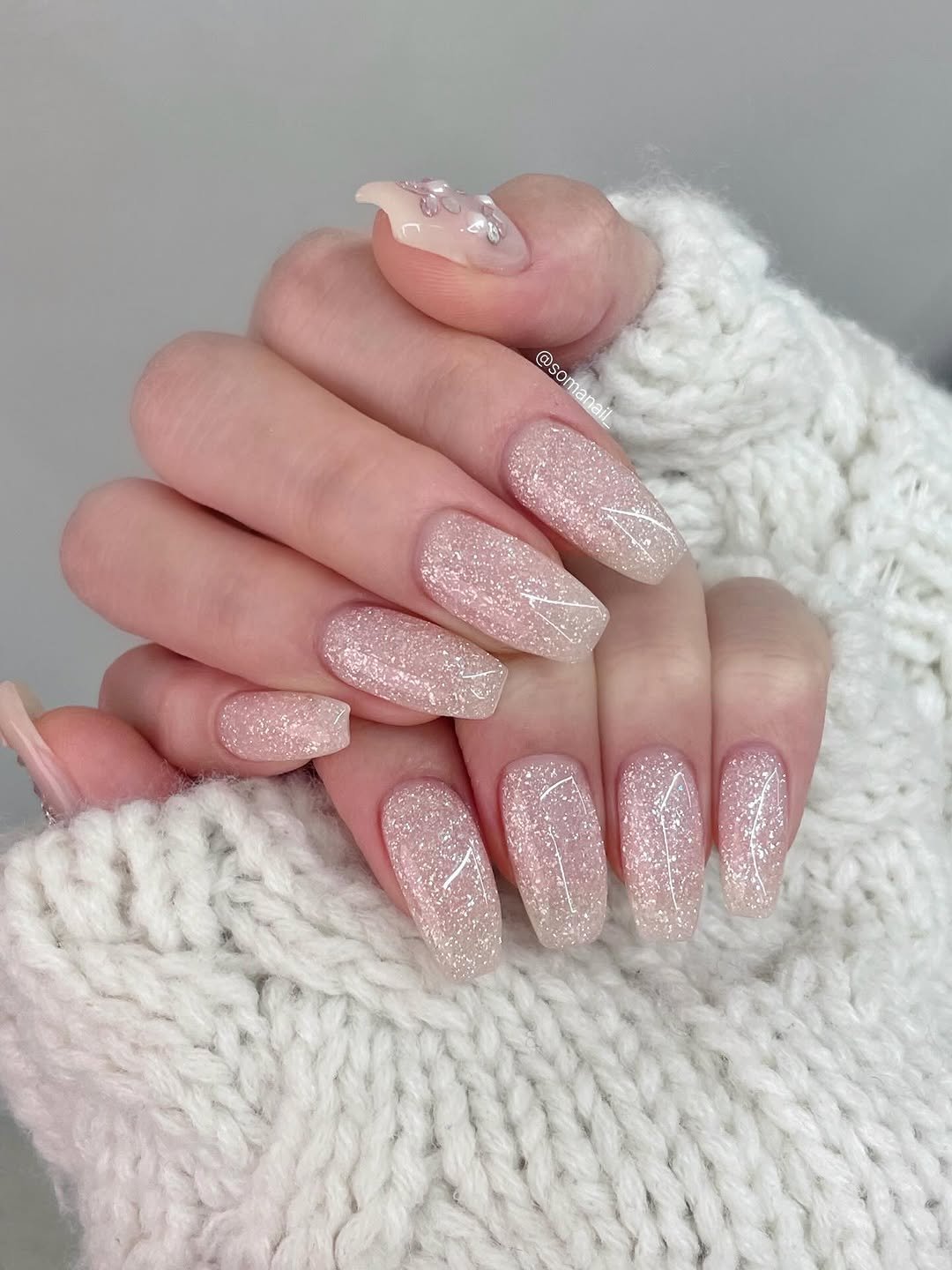 Photo shared by 소마네일🤎 범계네일 웨딩네일 | 문제성아크릴교정 on December 18, 2025 tagging @reveinnail_korea. May be an image of one or more people, fingernails and text.