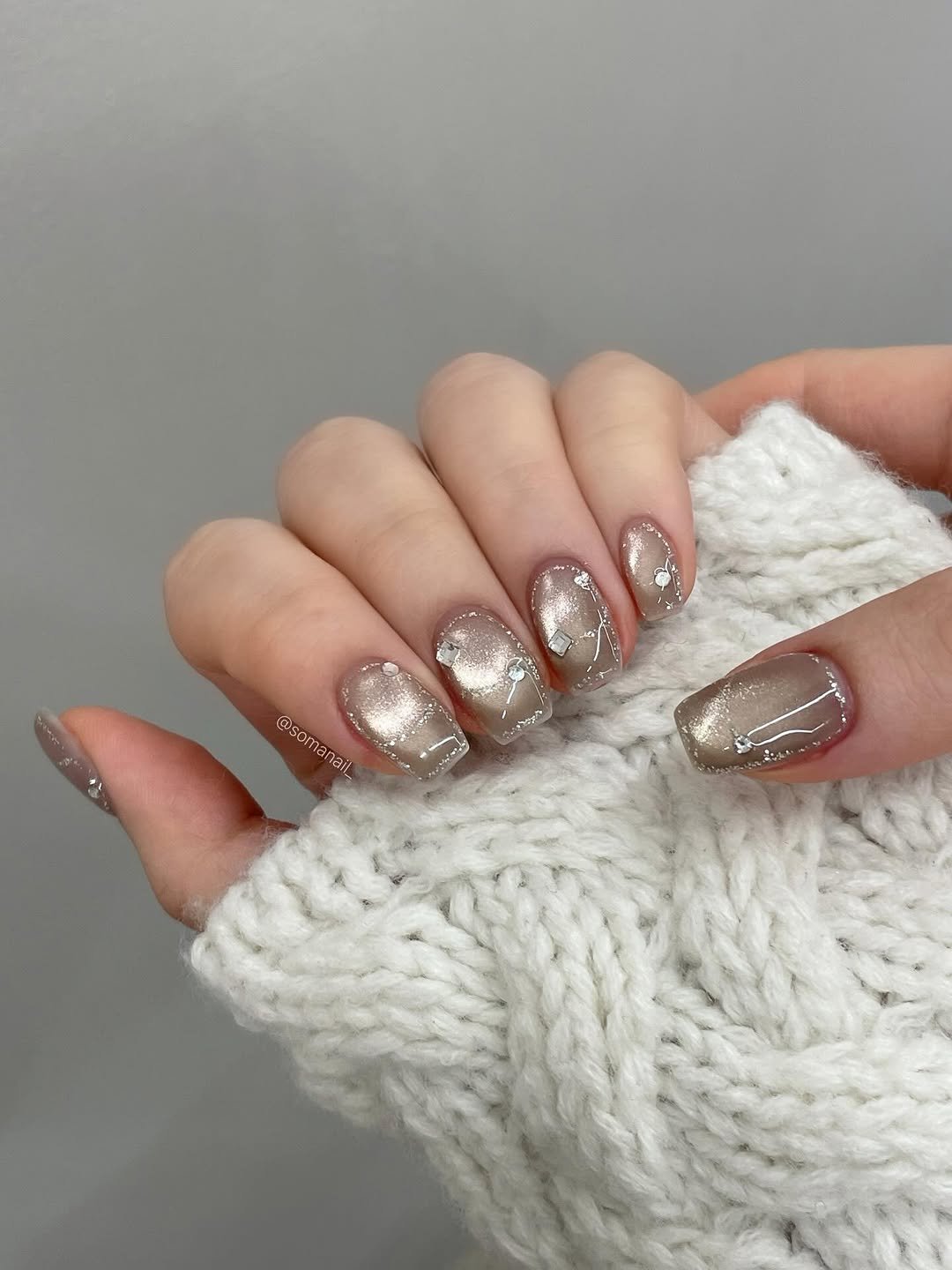 Photo by 소마네일🤎 범계네일 웨딩네일 | 문제성아크릴교정 in 범계역 with @reveinnail_korea. May be an image of one or more people, fingernails and text.