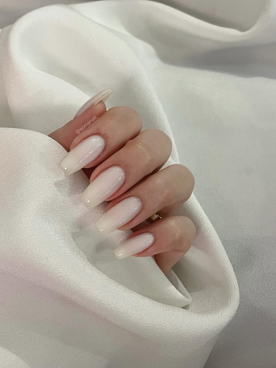 Photo shared by 소마네일🤎 범계네일 웨딩네일 | 문제성아크릴교정 on February 10, 2026 tagging @salt_recipe.official. May be an image of one or more people, fingernails and text.