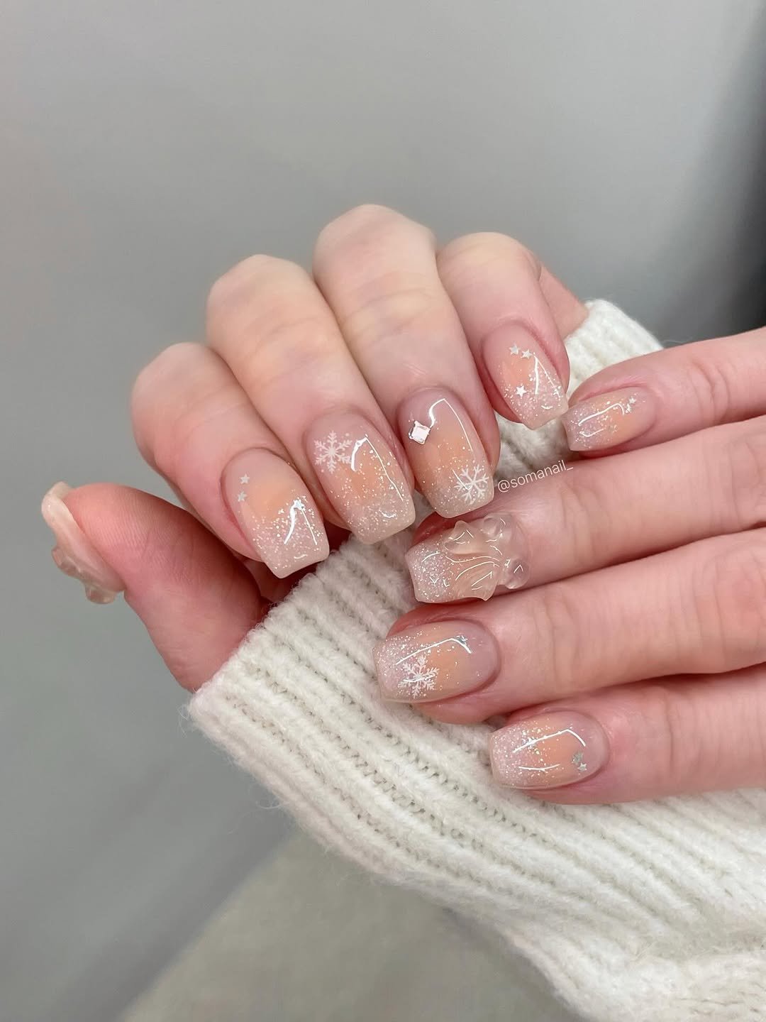 Photo by 소마네일🤎 범계네일 웨딩네일 | 문제성아크릴교정 in 범계역. May be an image of one or more people, fingernails and text.