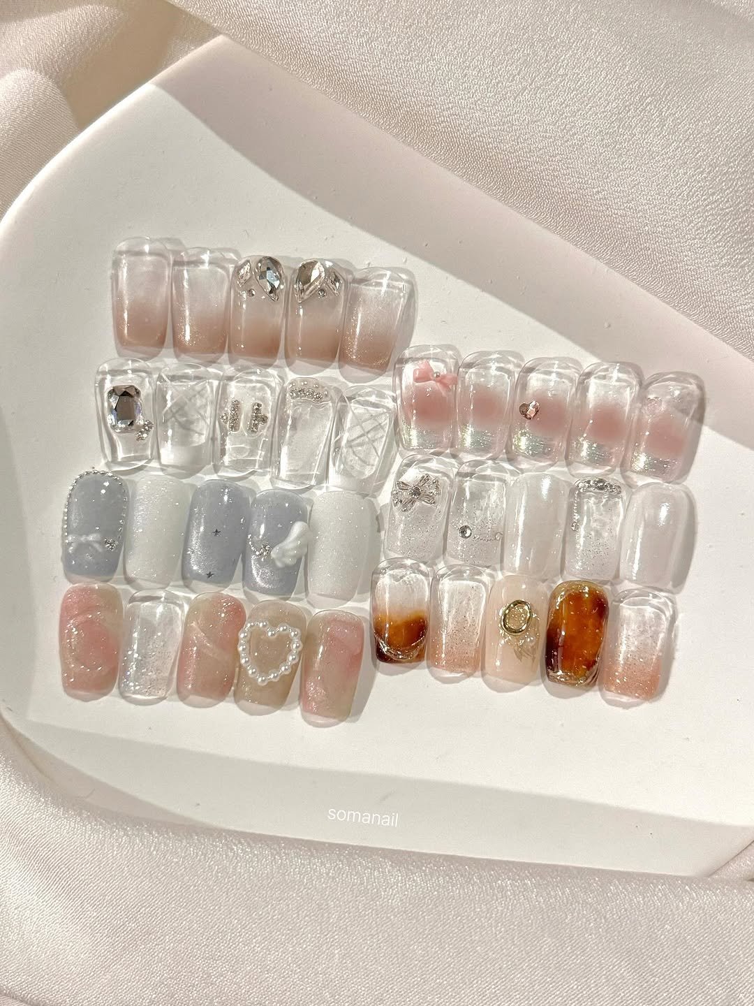 Photo by 소마네일🤎 범계네일 웨딩네일 | 문제성아크릴교정 on October 27, 2025. May be an image of one or more people, fingernails and text.