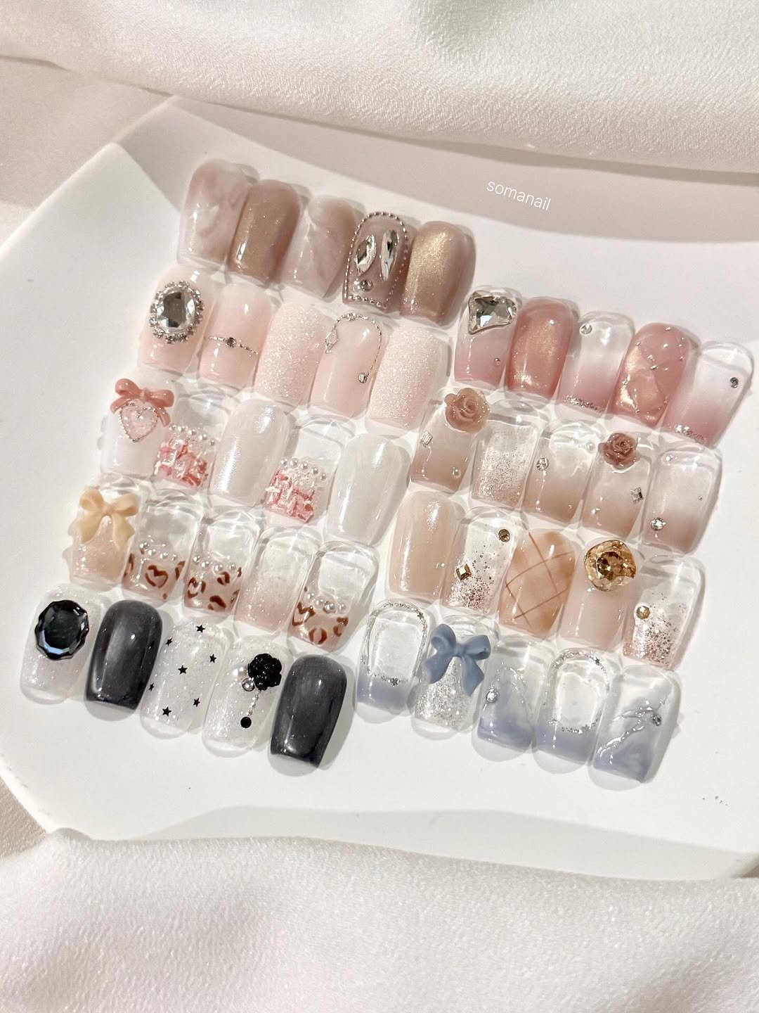 Photo by 소마네일🤎 범계네일 웨딩네일 | 문제성아크릴교정 on September 25, 2025. May be an image of one or more people, fingernails and text that says 'somanail som somanall pd C'.