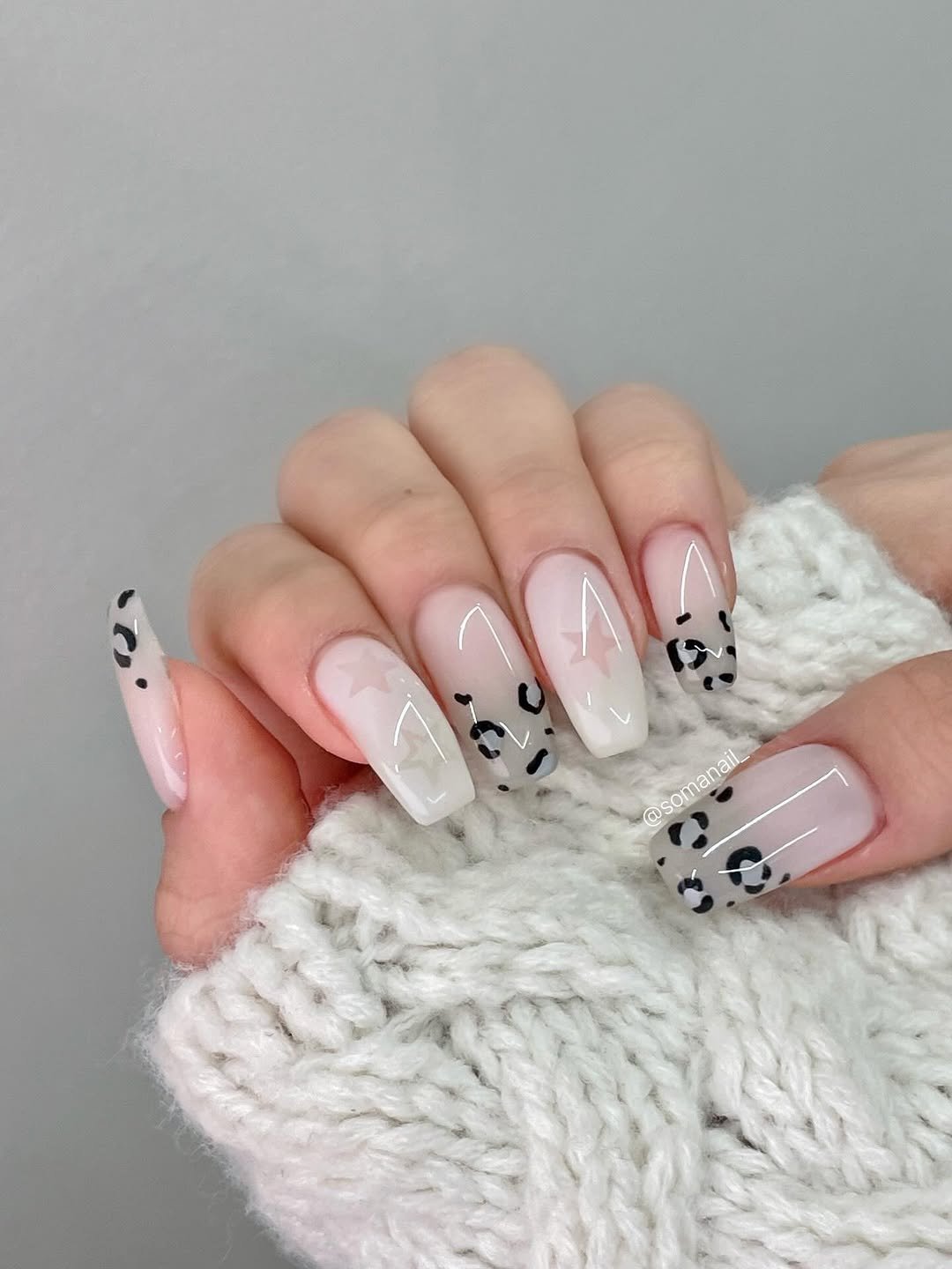 Photo by 소마네일🤎 범계네일 웨딩네일 | 문제성아크릴교정 in 범계역. May be an image of one or more people, fingernails and text.