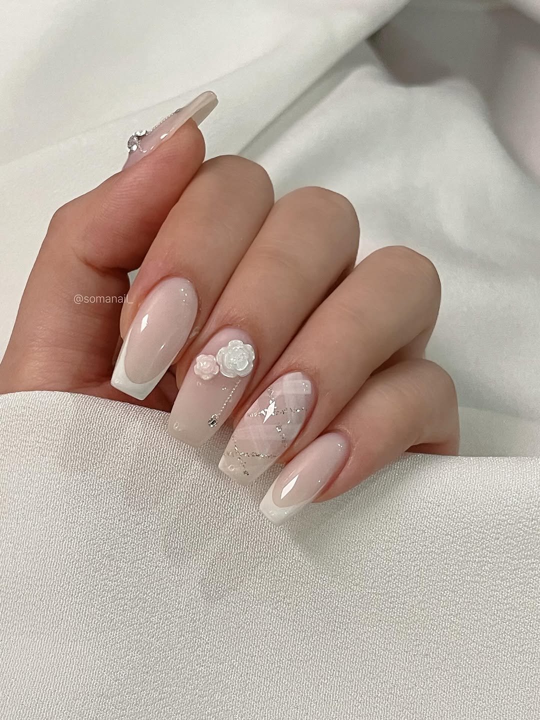 Photo by 소마네일🤎 범계네일 웨딩네일 | 문제성아크릴교정 in 범계역. May be an image of one or more people, fingernails and text.