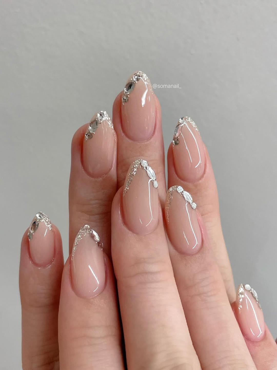 Photo by 소마네일🤎 범계네일 웨딩네일 | 문제성아크릴교정 in 범계역. May be an image of one or more people, fingernails and text.