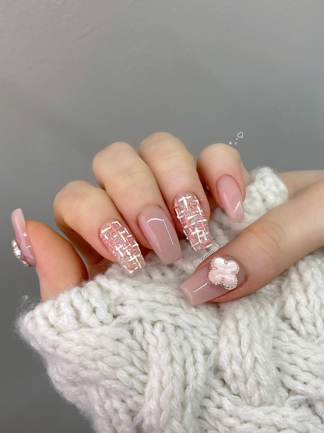 Photo by 소마네일🤎 범계네일 웨딩네일 | 문제성아크릴교정 in 범계역. May be an image of one or more people, fingernails and text.