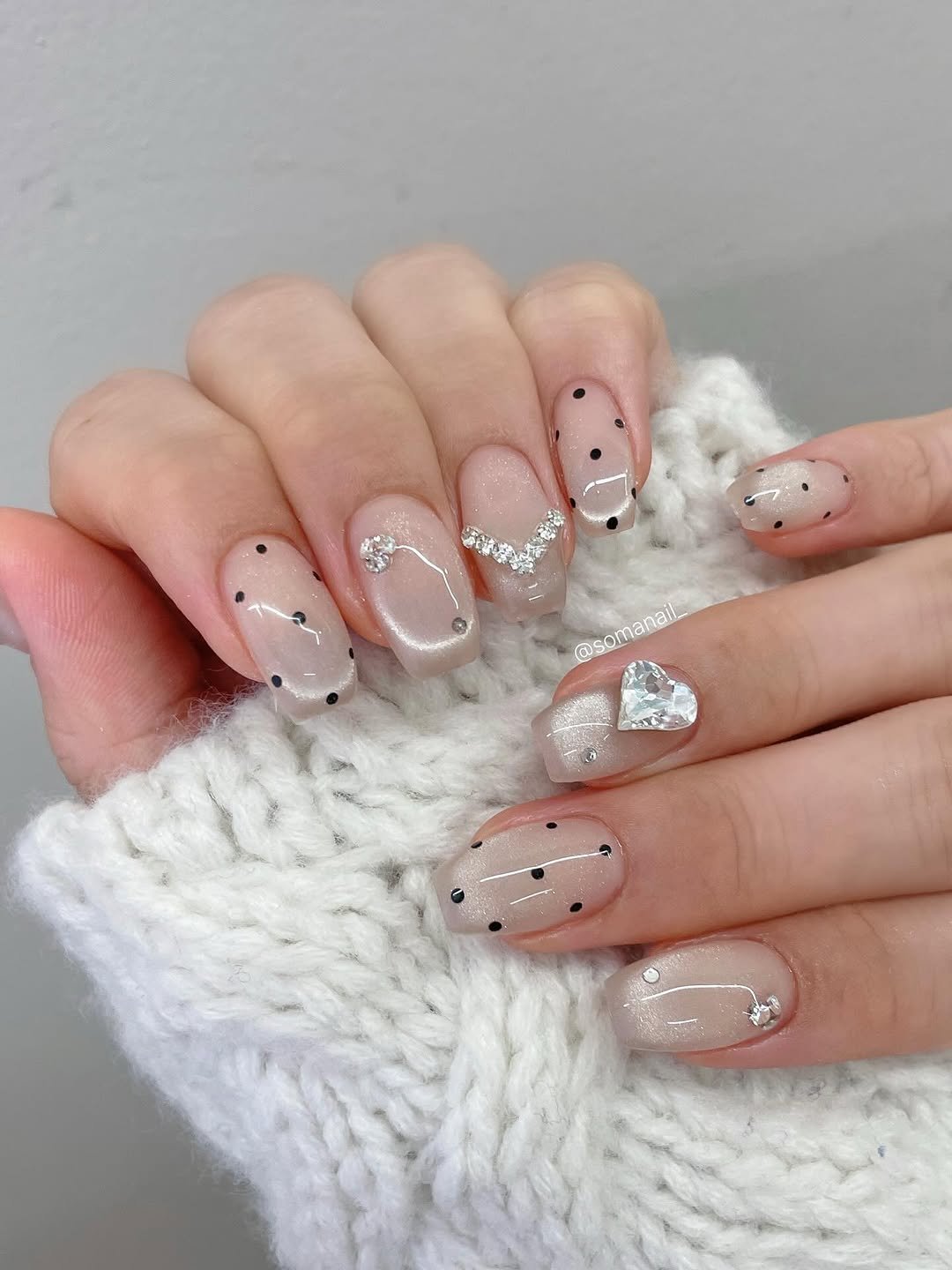 Photo by 소마네일🤎 범계네일 웨딩네일 | 문제성아크릴교정 in 범계역 with @reveinnail_korea. May be an image of one or more people, fingernails and text.