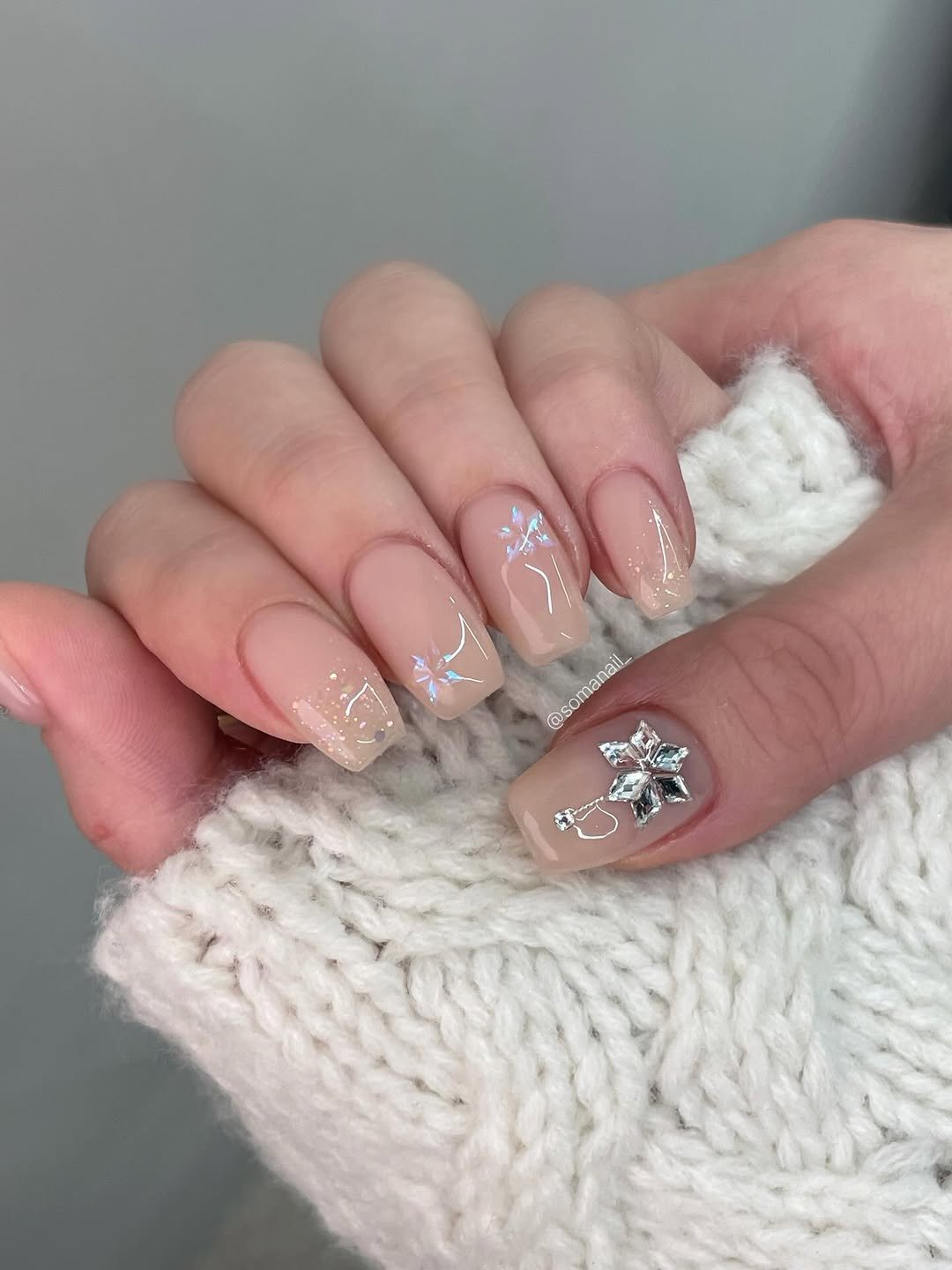 Photo by 소마네일🤎 범계네일 웨딩네일 | 문제성아크릴교정 in 범계역. May be an image of one or more people, fingernails and text.