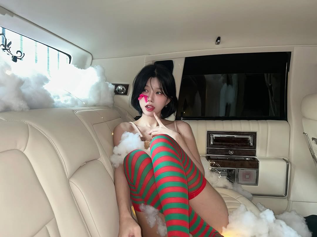 Photo by 최솜이 on December 15, 2025. May be an image of limousine, fishnet stockings and text.