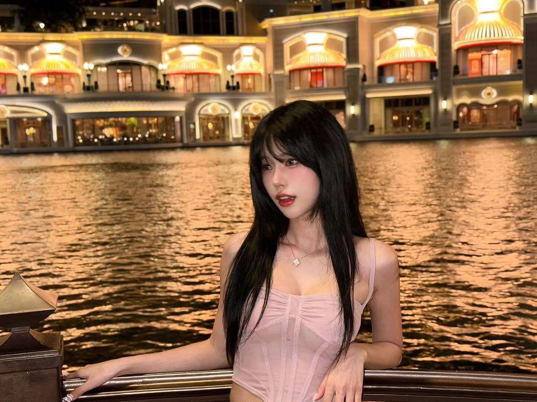 Photo by 최솜이 on May 27, 2025. May be an image of 1 person, gondola and text.