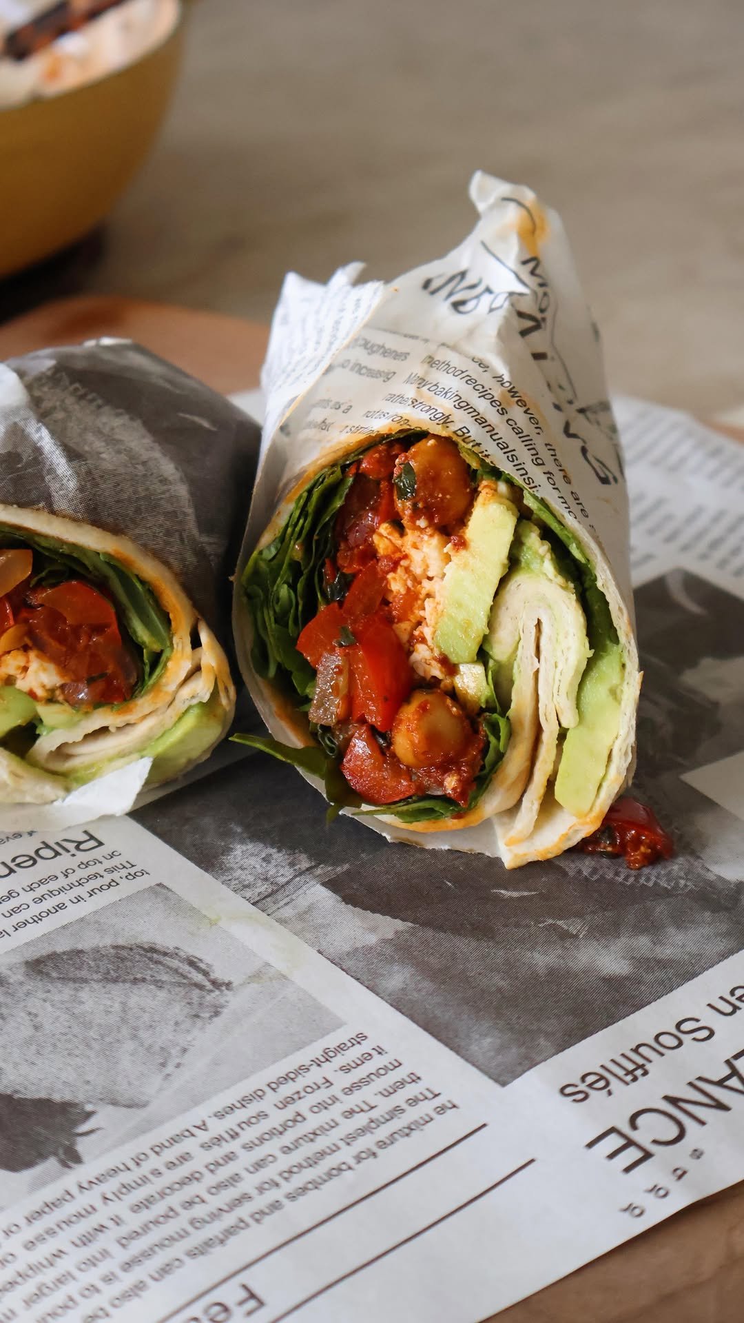 somethingnutritious 게시물 이미지: harissa & veggie chickpea wraps 

made with a...