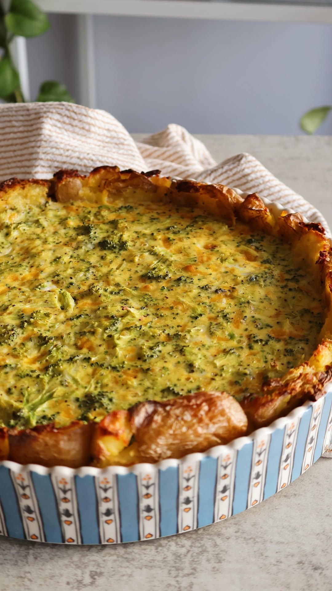 somethingnutritious 게시물 이미지: smashed potato crusted quiche 🌱 

a fun,...