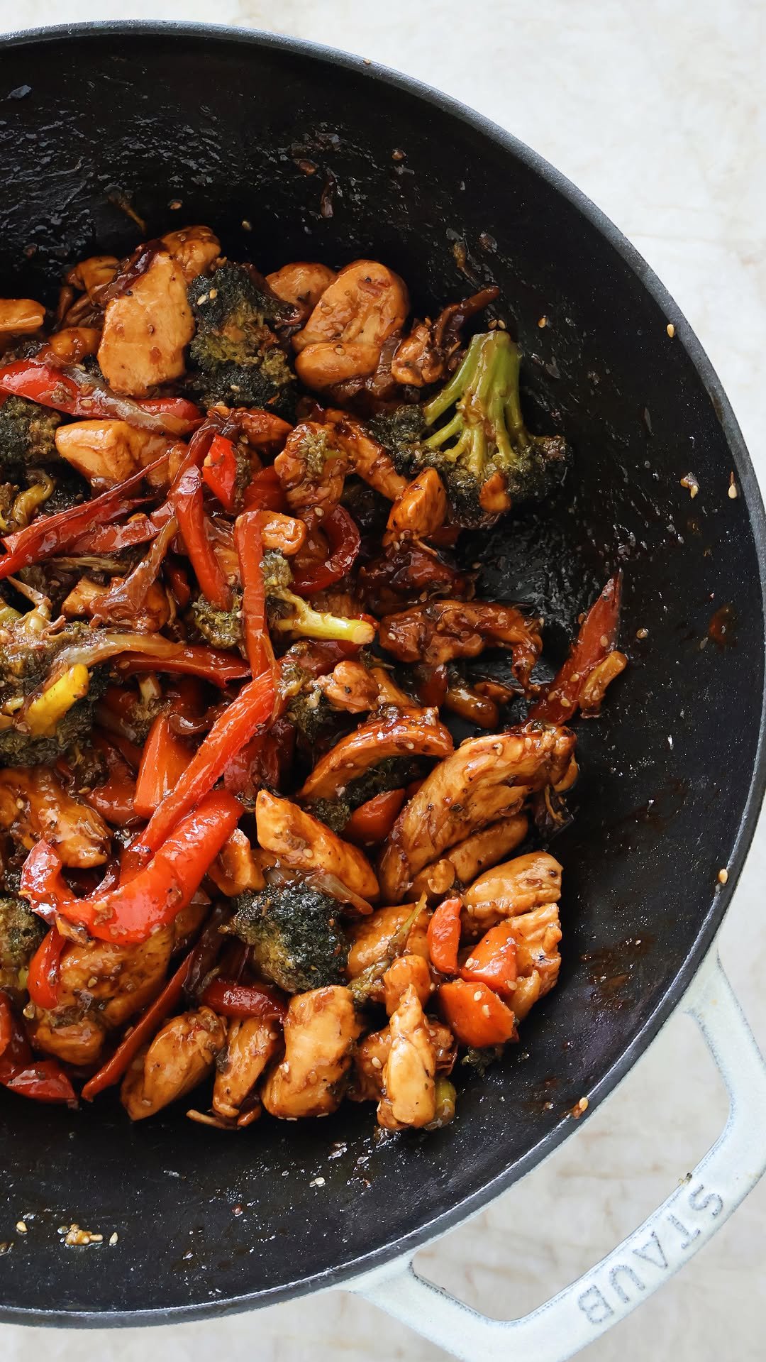 somethingnutritious 게시물 이미지: chicken & veggie stir-fry

an easy weeknight...