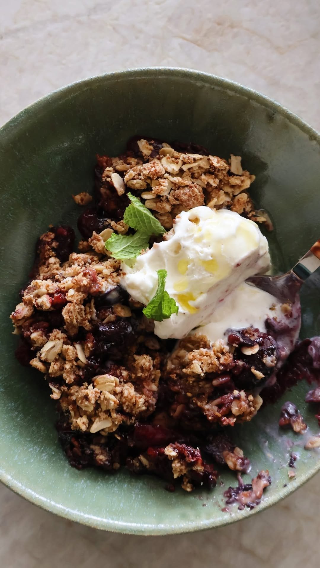 somethingnutritious 게시물 이미지: cherry berry crumble 🍒🍓

a delicious summer...
