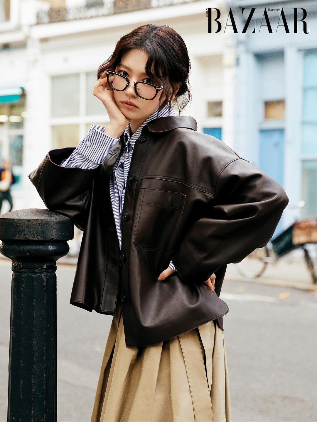 Photo shared by 정소민 on November 20, 2025 tagging @harpersbazaarkorea. May be an image of duffle coat, blazer, jacket, parka, magazine and text that says 'BAZAAR Lrpers'.