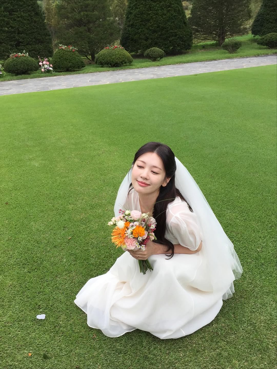 Photo by 정소민 on November 15, 2025. May be an image of bouquet, prairie gentian, wedding and text.