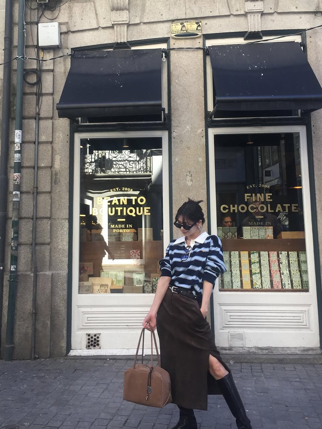 Photo by 정소민 on November 04, 2025. May be an image of miniskirt, kilt, beret, cornflower and text that says 'VERCE-NT: EST. ZOOR FANTO UTIQUE MADE EIN IN PORTO E.ST.2008 008 FINE CHOCOLA cH COL 양고선'.