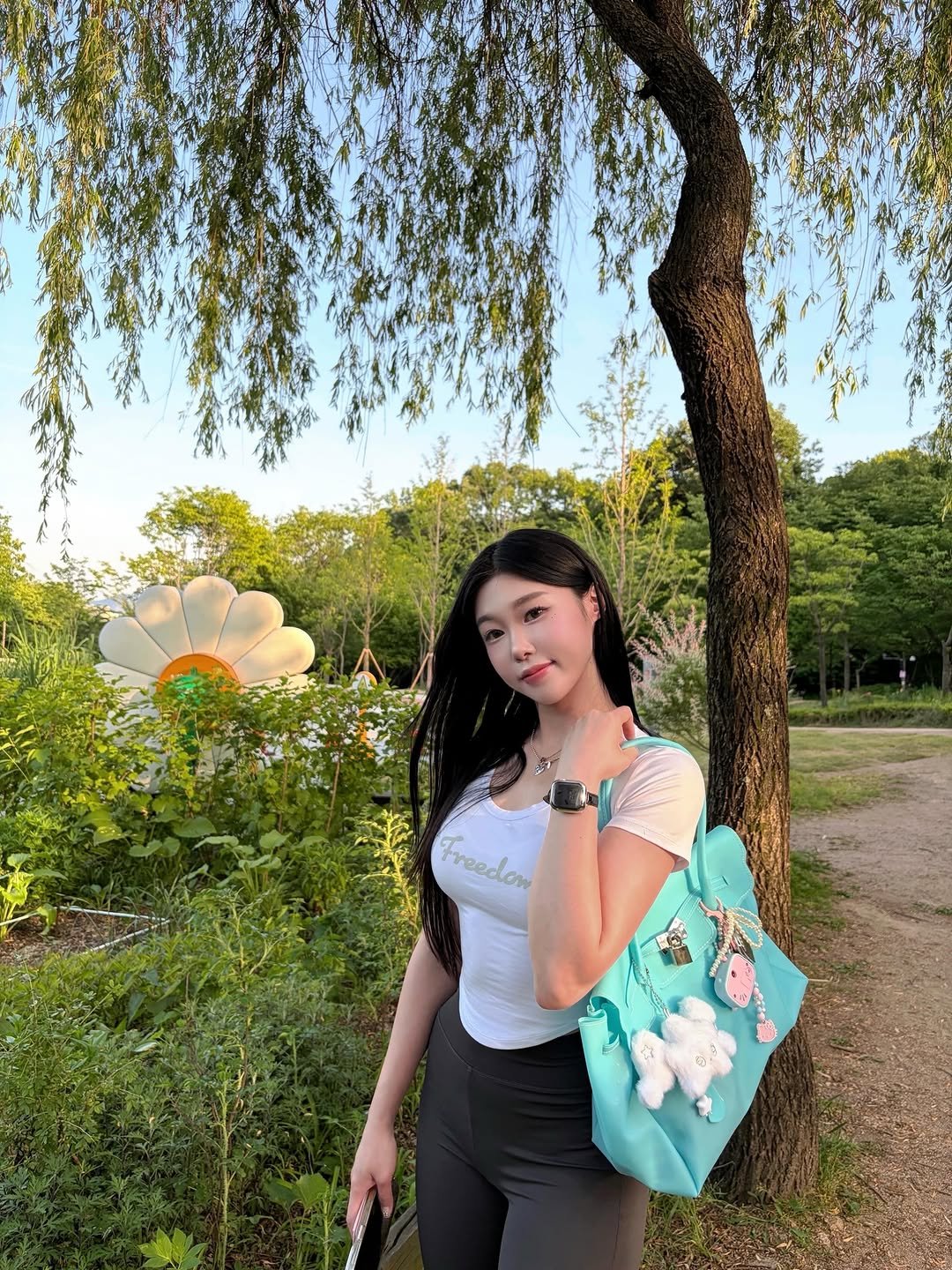 somsom__fit 게시물 이미지: 5월 피크닉🫧
햇살도 바람도 완벽했던 날

요즘 교복처럼 입는 콘치웨어 부츠컷...