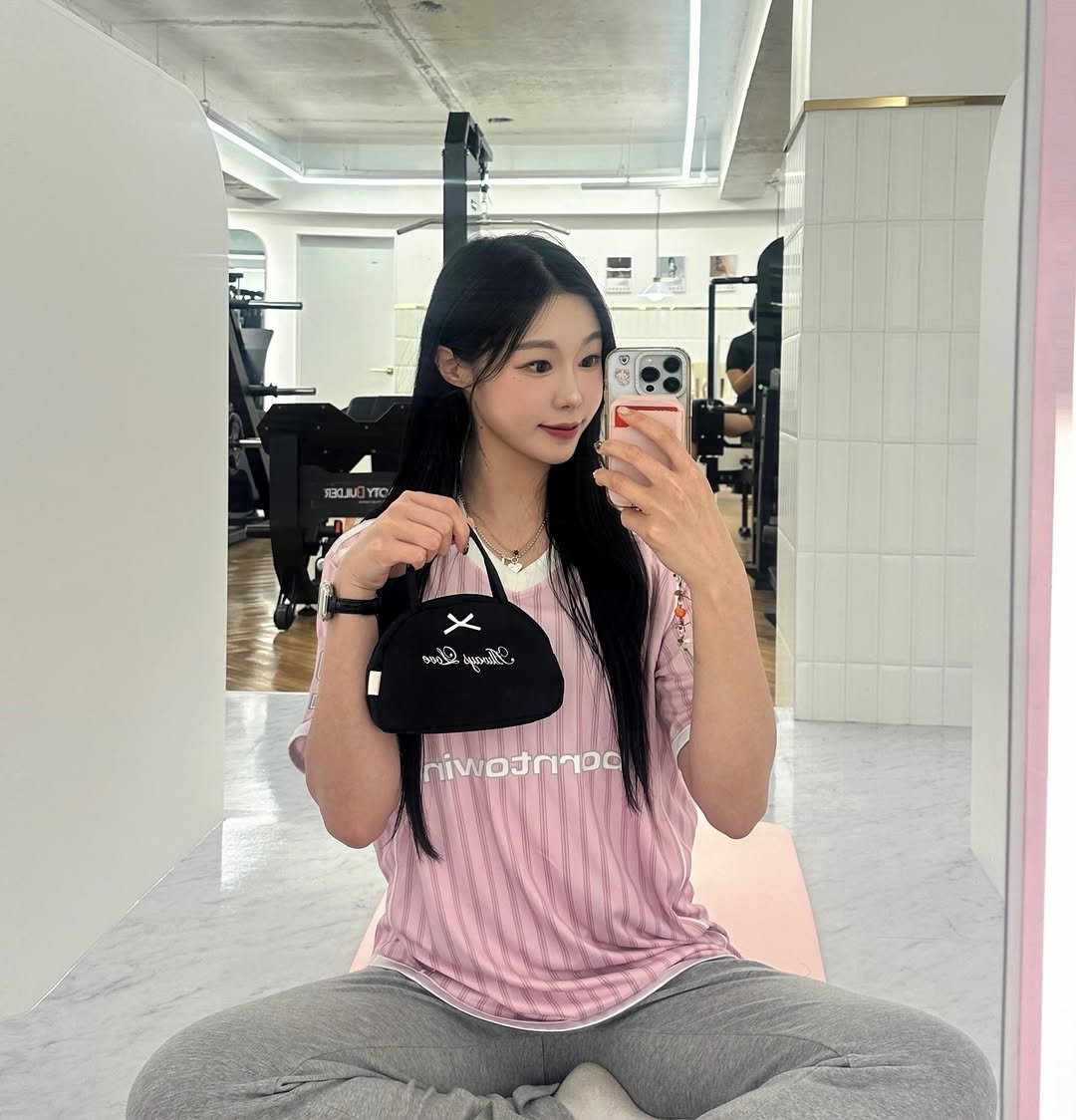 somsom__fit 게시물 이미지: 새로 산 핑크 유니폼..🎀
그리고 요즘 맨날 들고 다니는 파우치까지 🖤