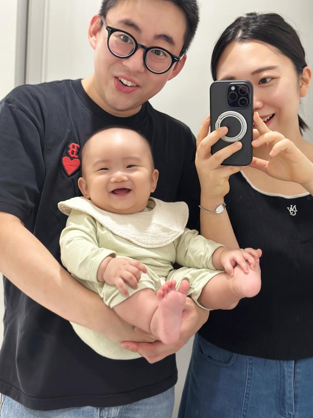 Photo shared by 독일PM 🇩🇪 EVP 이소명 • 더드림그룹 👩🏻 on September 14, 2025 tagging @congbaaam_papa. May be a selfie of 3 people, baby and text.