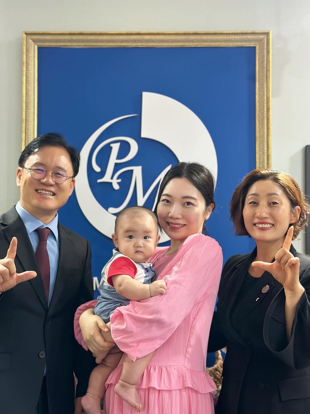Photo shared by 독일PM 🇩🇪 EVP 이소명 • 더드림그룹 👩🏻 on September 13, 2025 tagging @pmjksuk, and @pm.sim. May be an image of 3 people, baby and text that says 'B'.